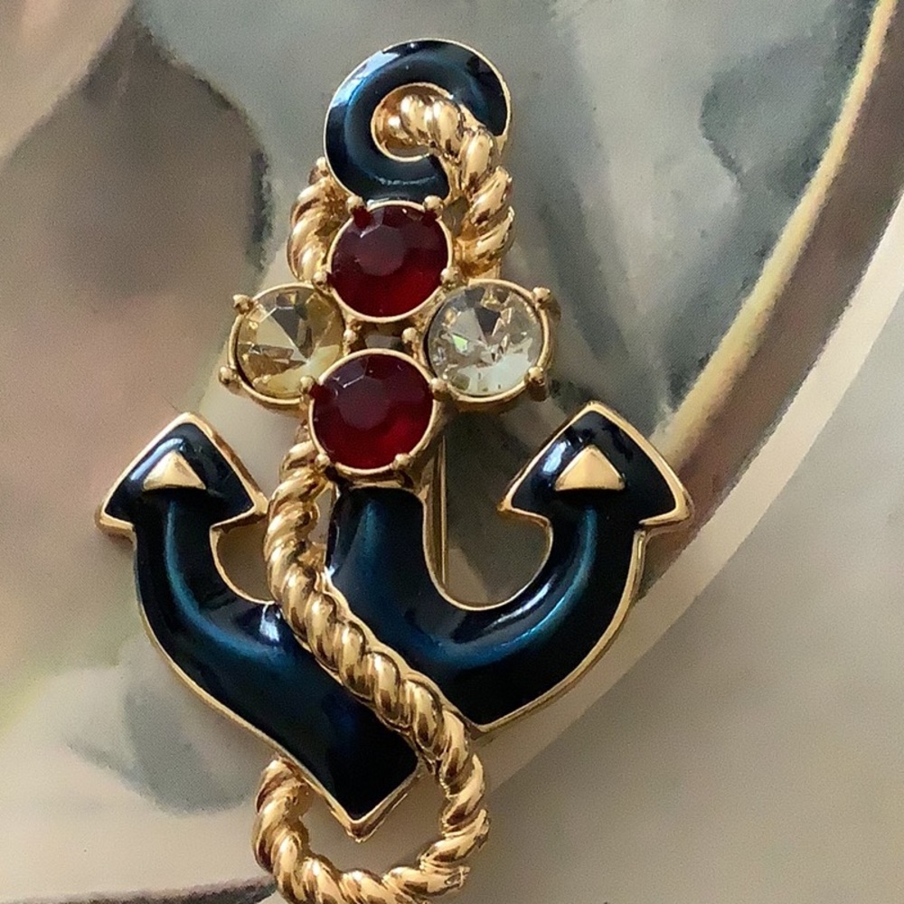 *RARE* VINTAGE “TRIFARI TM” ANCHOR ROPE ENAMEL RHINESTONE & GLASS BROOCH Signed - Picture 2 of 7